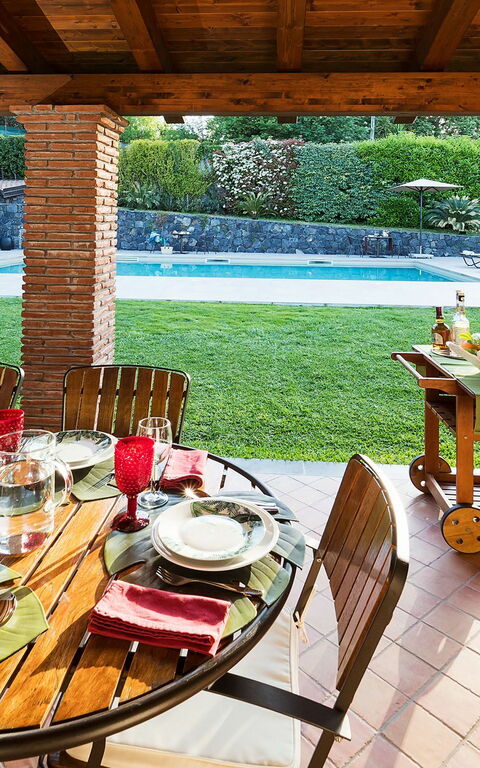 Viagrande: Draussen, Schwimmbad