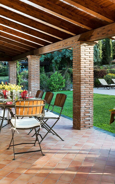 Viagrande: Draussen, Schwimmbad