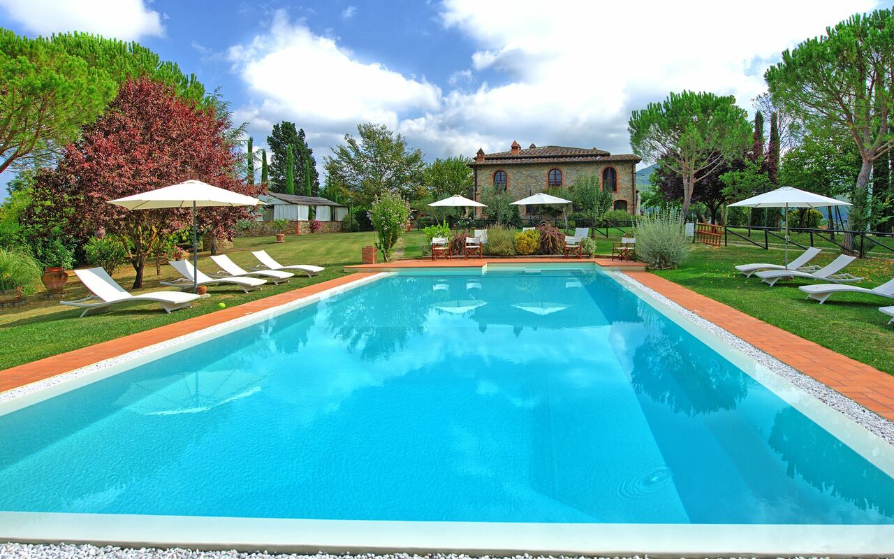 Villa Marika: Schwimmbad, Sommer