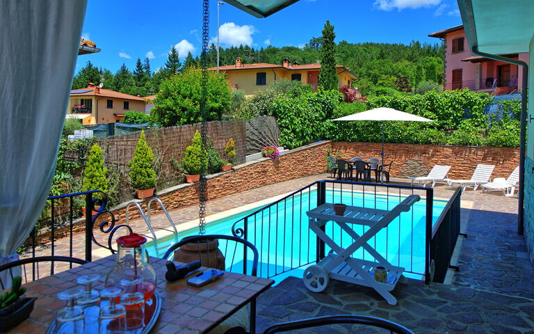 Villa Pratovecchio: Balkon / Terrasse / Patio, Draussen, Schwimmbad