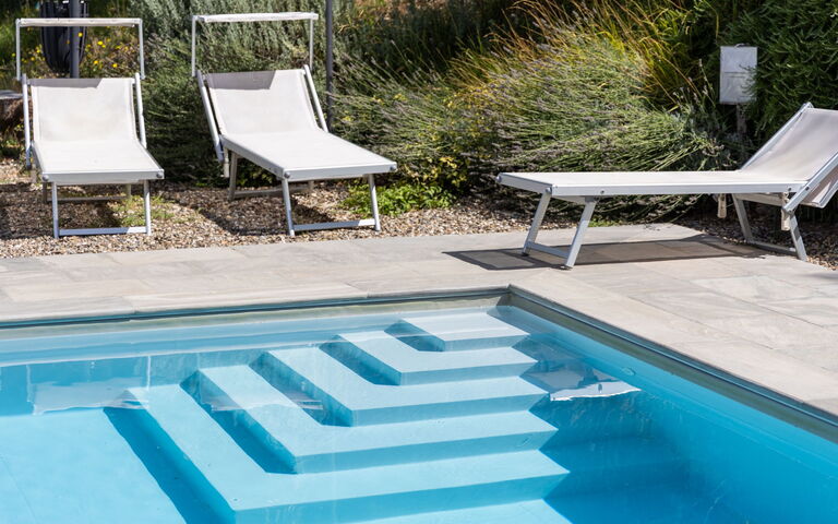 Villa Tenuta Lonciano: Draussen, Schwimmbad