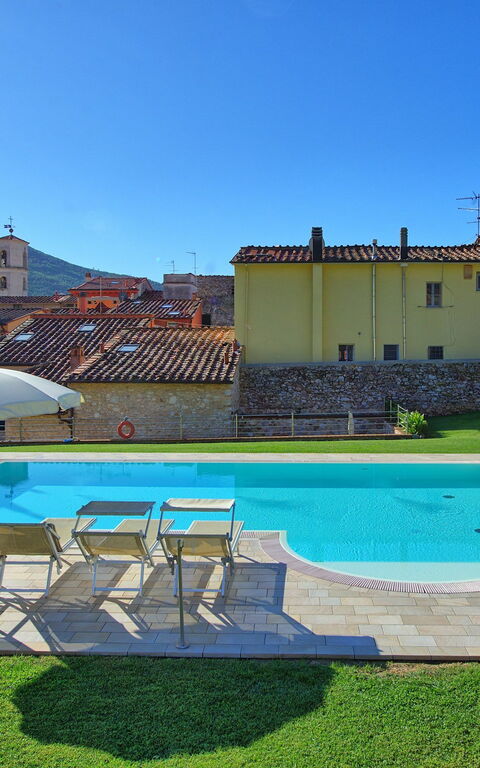 Flavia: Draussen, Schwimmbad