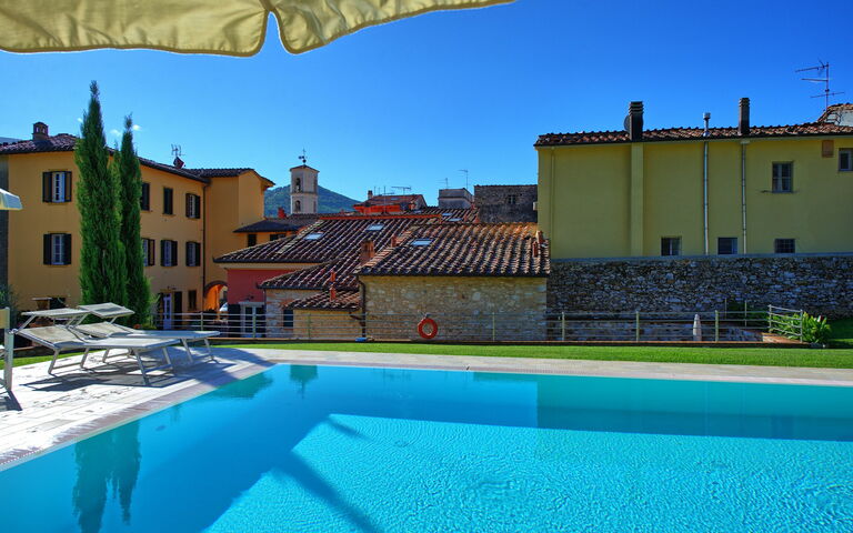 Flavia: Ansichten, Außen, Draussen, Garten, Schwimmbad, Sommer