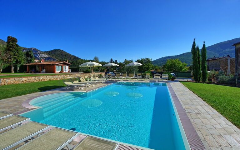 Flavia: Draussen, Garten, Schwimmbad