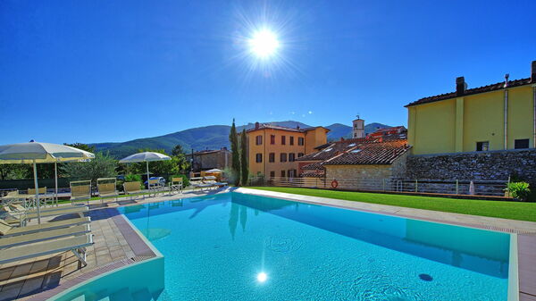 Flavia: Draussen, Schwimmbad