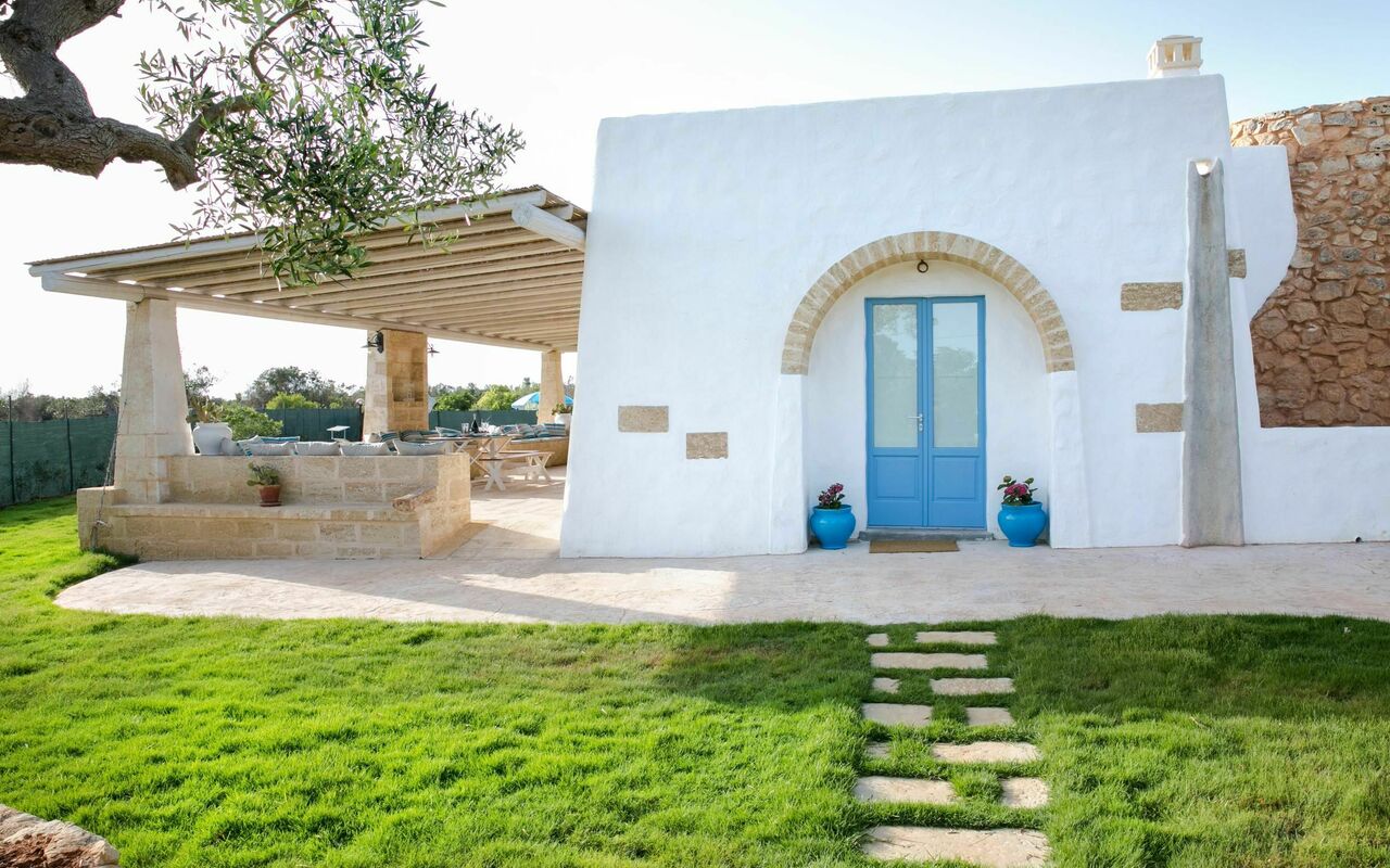 Trullo Torre Suda: Draussen, Garten