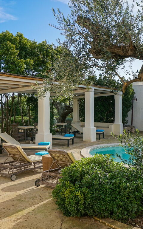 Tia Trullo: Draussen, Garten