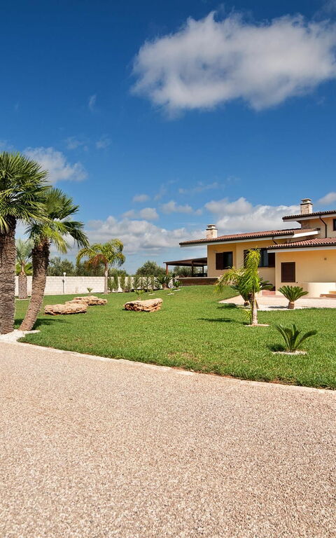 Meadow Luxury Villa: Draussen, Garten