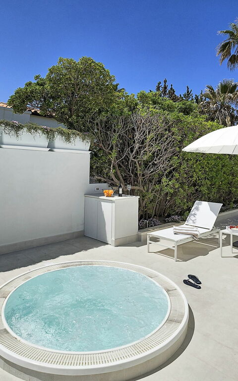 Marisol: Draussen, Whirlpool