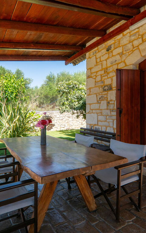 Villa Vrisses: Balkon / Terrasse / Patio, Draussen, Garten