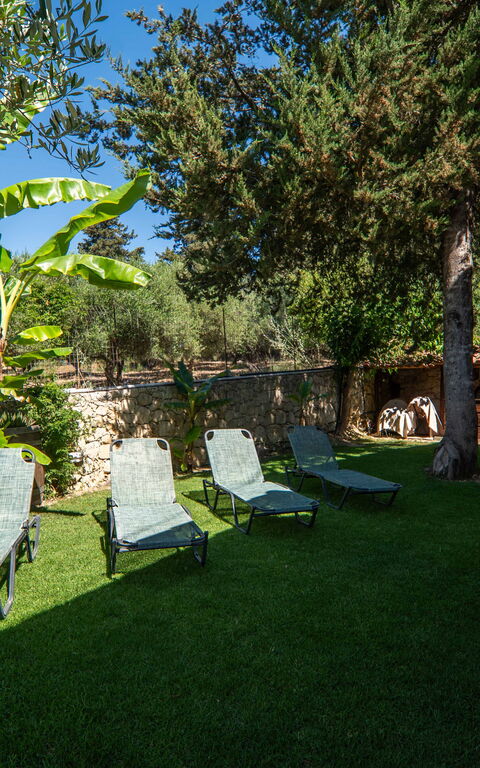Villa Vrisses: Draussen, Garten, Schwimmbad