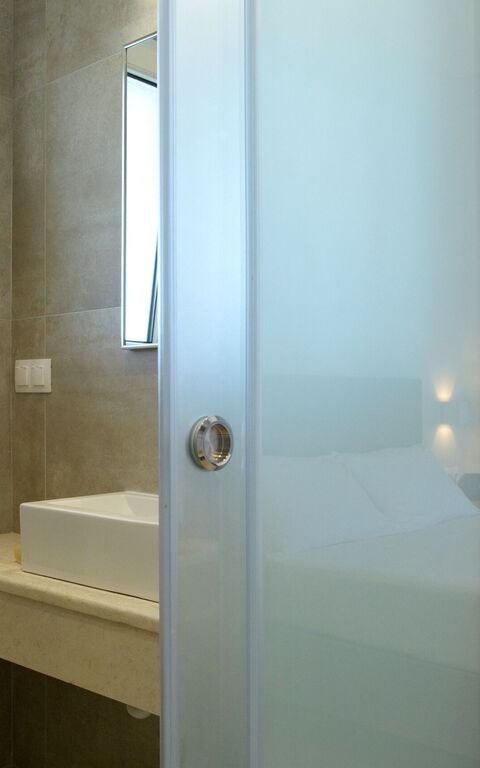 Beachfront Villa Seasun: Bad, Schlafzimmer