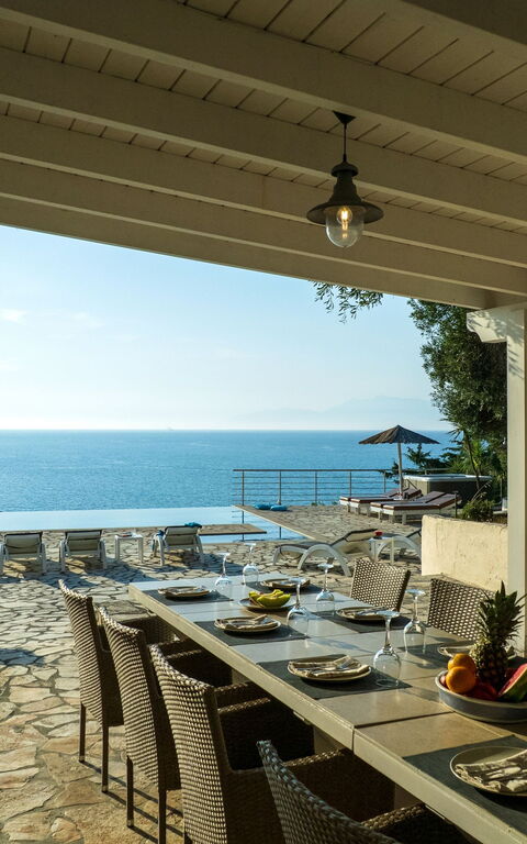 Beachfront Villa Seasun: Balkon / Terrasse / Patio, Draussen, Schwimmbad