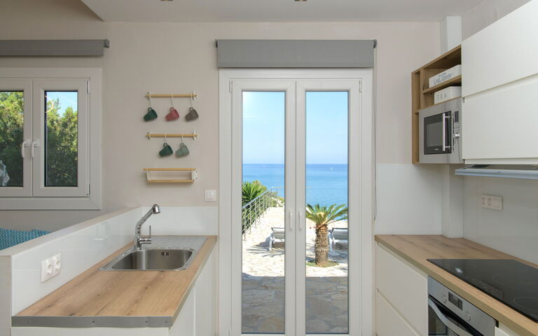 Beachfront Villa Seasun: Esszimmer, Küche