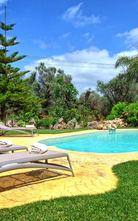 Trullo Santo Stefano: Draussen, Garten, Schwimmbad