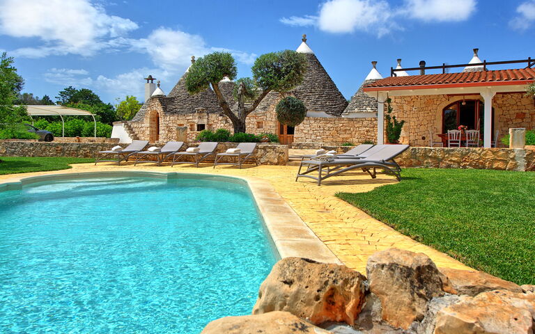 Trullo Santo Stefano: Draussen, Garten, Schwimmbad