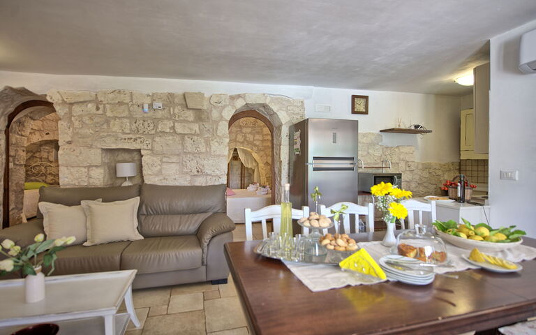 Trullo Santo Stefano: Esszimmer, Küche, Wohnzimmer