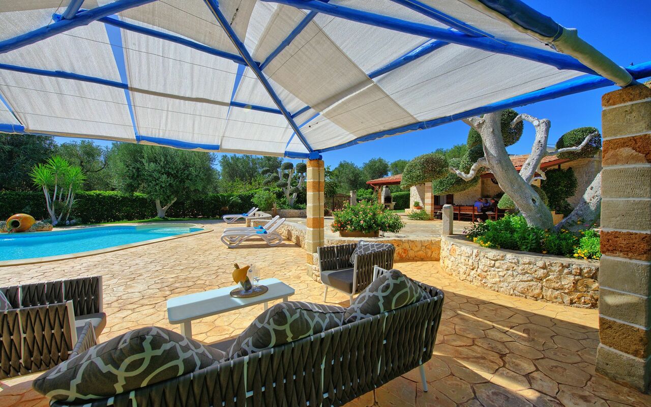 Lamia Santo Arcangelo: Außen