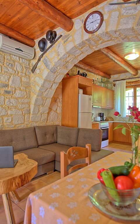 Villa Nipos: Esszimmer, Küche, Wohnzimmer