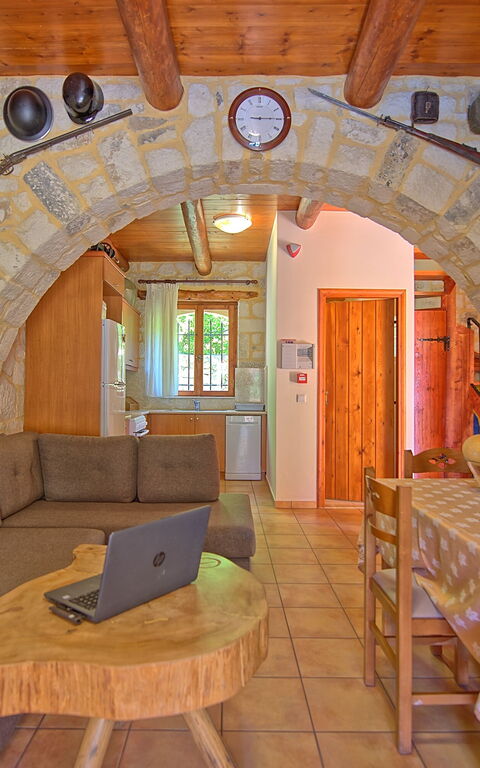 Villa Nipos: Esszimmer, Küche, Wohnzimmer