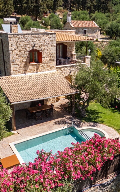 Villa Nipos: Draussen, Garten, Schwimmbad