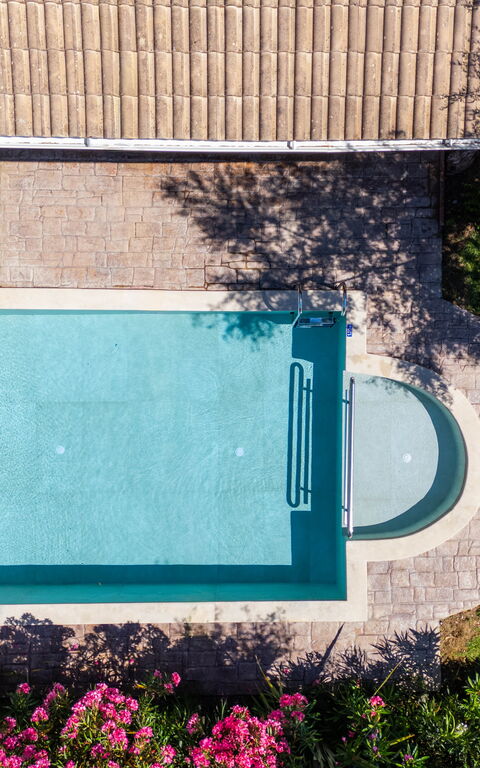 Villa Nipos: Ansichten, Garten, Schwimmbad