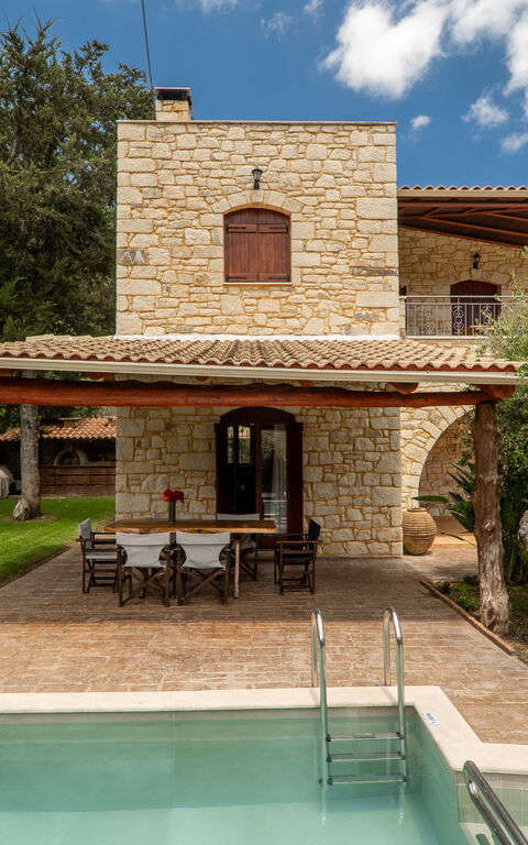 Villa Nipos: Draussen, Garten, Schwimmbad