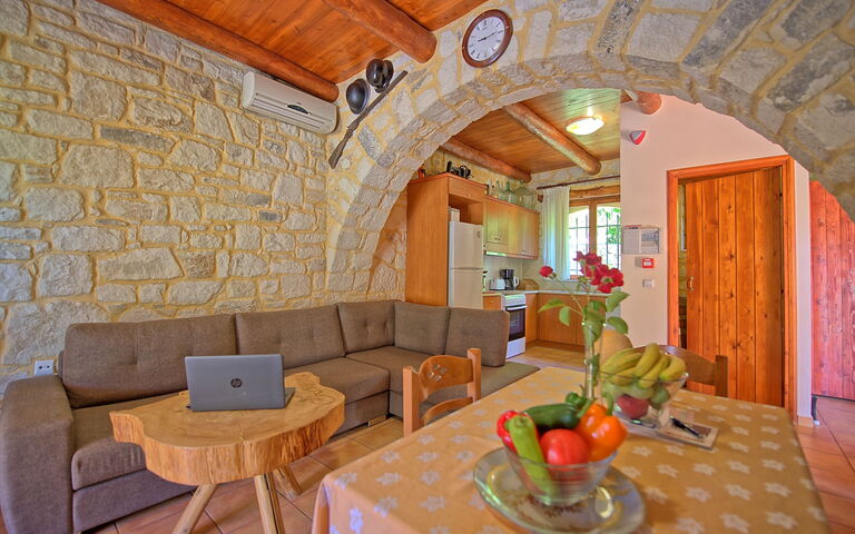 Villa Nipos: Esszimmer, Küche, Wohnzimmer