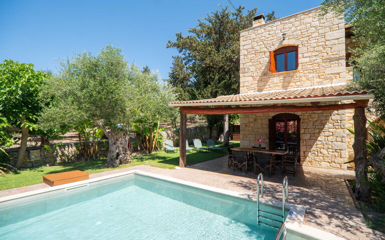 Villa Nipos: Außen, Balkon / Terrasse / Patio, Draussen, Garten, Schwimmbad