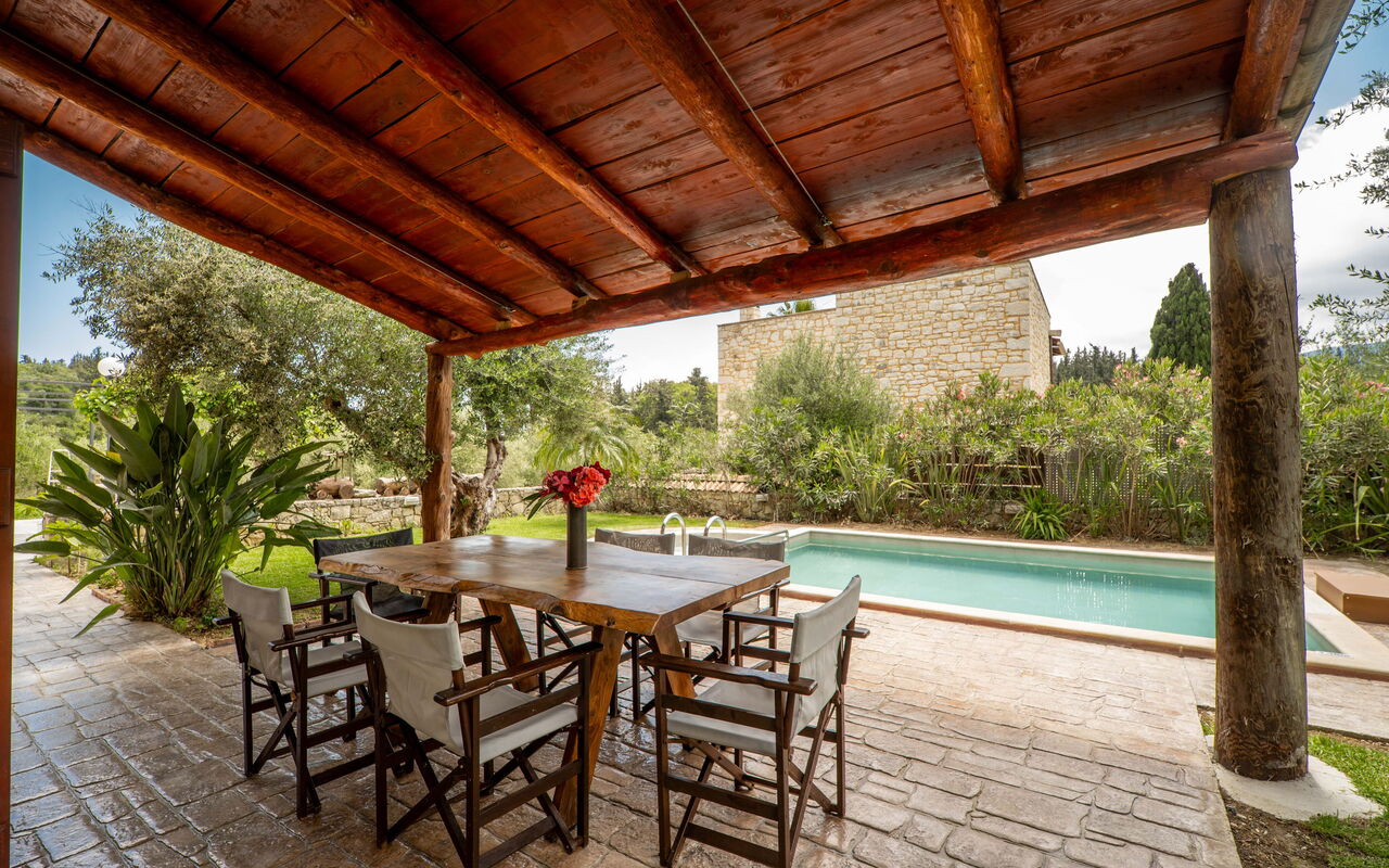 Villa Nipos: Draussen, Schwimmbad