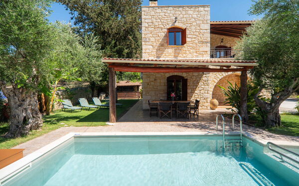 Villa Nipos: Außen, Balkon / Terrasse / Patio, Draussen, Garten, Schwimmbad