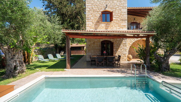 Villa Nipos: Außen, Balkon / Terrasse / Patio, Draussen, Garten, Schwimmbad