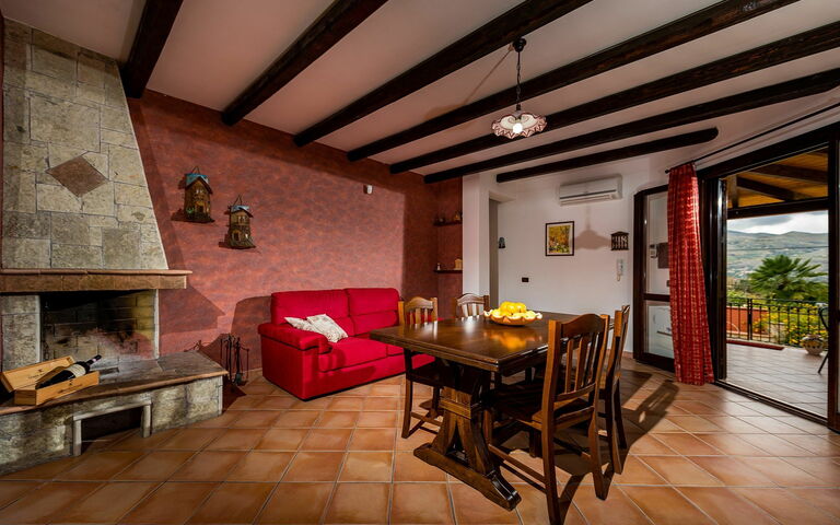 Villa Del Golfo: Esszimmer, Küche, Wohnzimmer