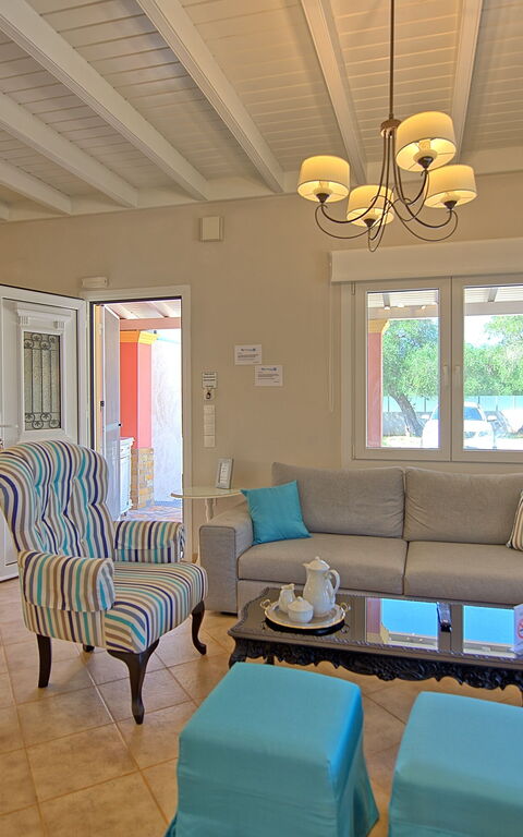 Beach Villa Joanna: Esszimmer, Küche, Wohnzimmer