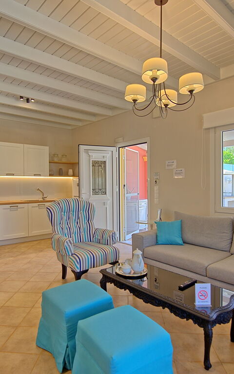 Beach Villa Joanna: Esszimmer, Küche, Wohnzimmer