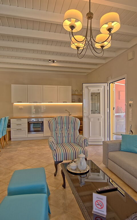 Beach Villa Joanna: Esszimmer, Küche, Wohnzimmer