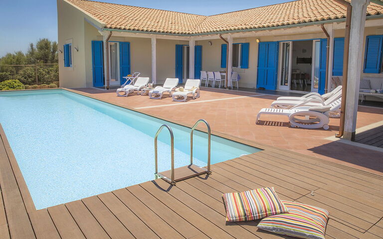 Villa Ala: Draussen, Schwimmbad