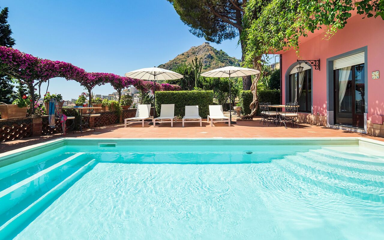Villa La Boheme: Draussen, Garten, Schwimmbad, Sommer