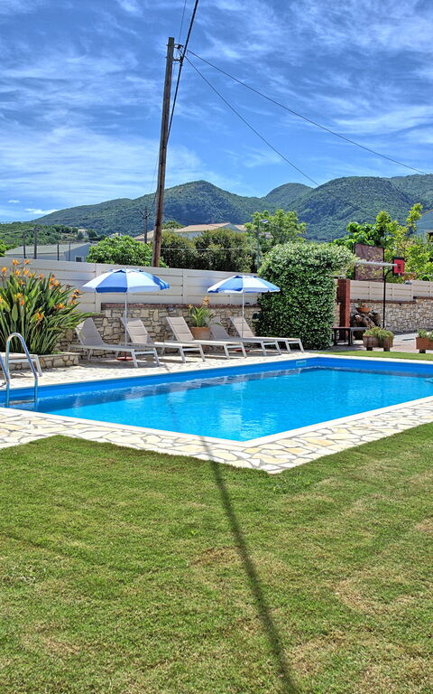 Acharavi Beach Villa: Draussen, Garten, Schwimmbad