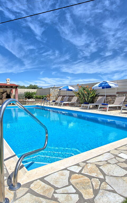 Acharavi Beach Villa: Draussen, Garten, Schwimmbad, Sommer