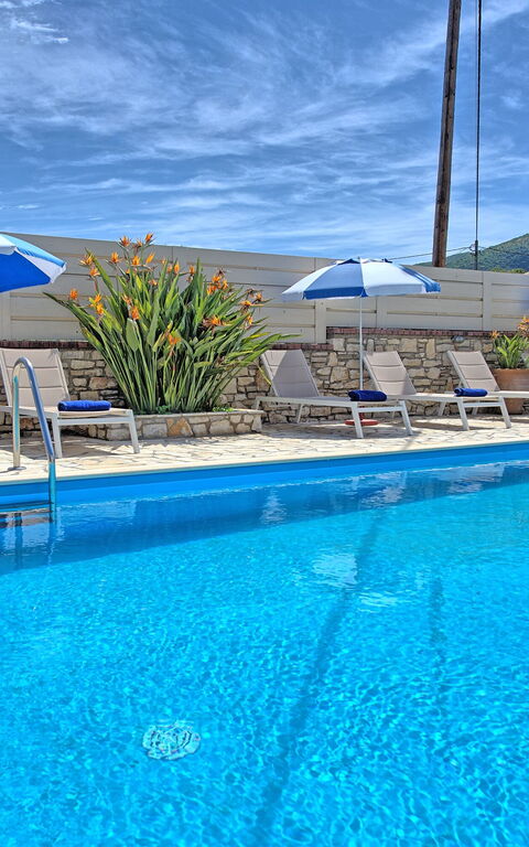 Acharavi Beach Villa: Draussen, Schwimmbad