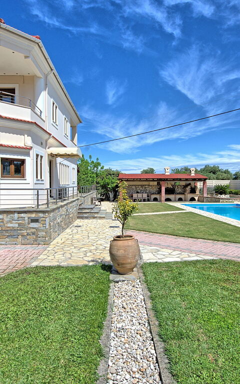 Acharavi Beach Villa: Draussen, Garten