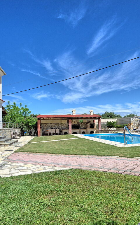 Acharavi Beach Villa: Draussen, Garten, Schwimmbad