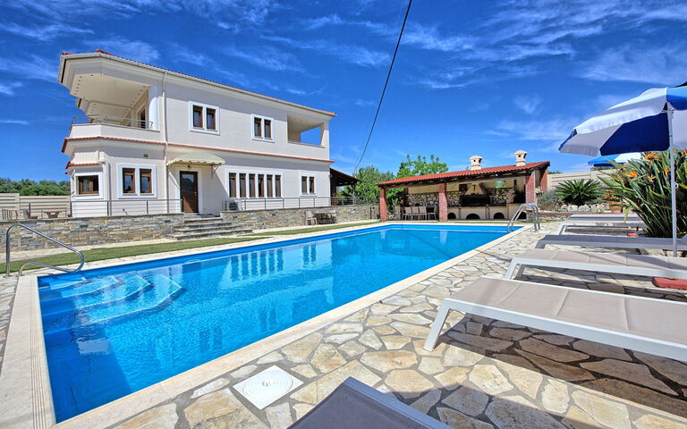 Acharavi Beach Villa: Draussen, Schwimmbad, Sommer