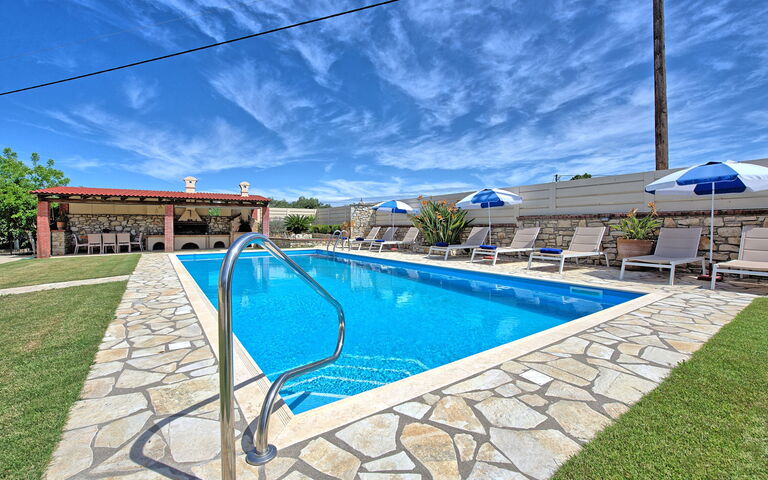 Acharavi Beach Villa: Draussen, Garten, Schwimmbad, Sommer