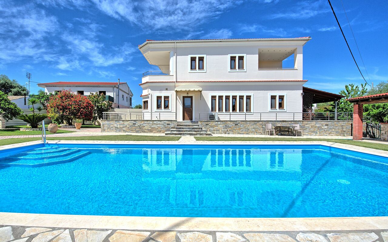 Acharavi Beach Villa: Draussen, Schwimmbad, Sommer