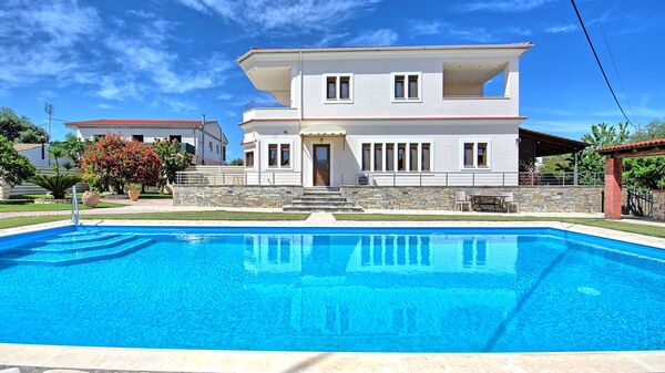 Acharavi Beach Villa: Draussen, Schwimmbad, Sommer