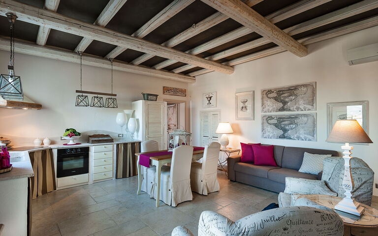 Villa Pigna Bianca: Esszimmer, Küche, Wohnzimmer