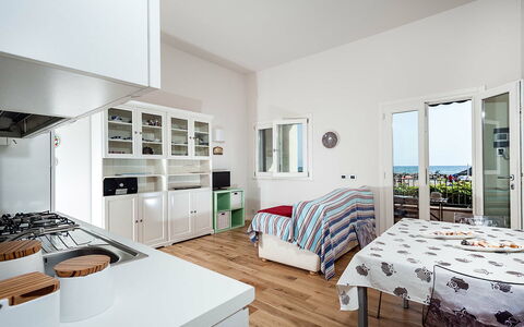 Unterkunft Timone: Esszimmer, Küche, Wohnzimmer