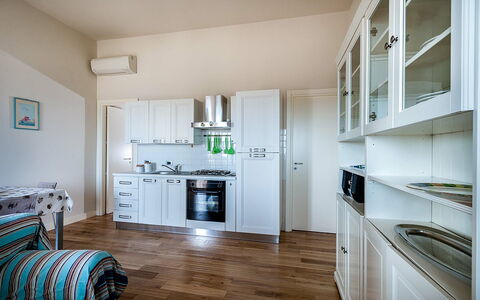 Unterkunft Timone: Esszimmer, Küche, Wohnzimmer